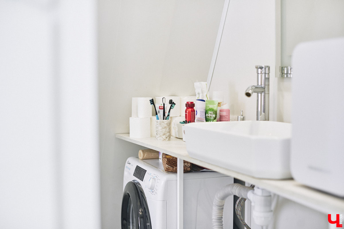 У владимирского блогера Анны Антоновой (в девичестве — Шиш) была мечта — жить в треугольном доме! Муж девушки, Артем, поспешил воплотить мечту любимой в реальность, а потому за несколько месяцев своими руками построил уютное семейное гнездышко. «Ключ-Медиа» побывал в гостях у молодоженов и узнал, каково им жить в уединении посреди заснеженного леса.