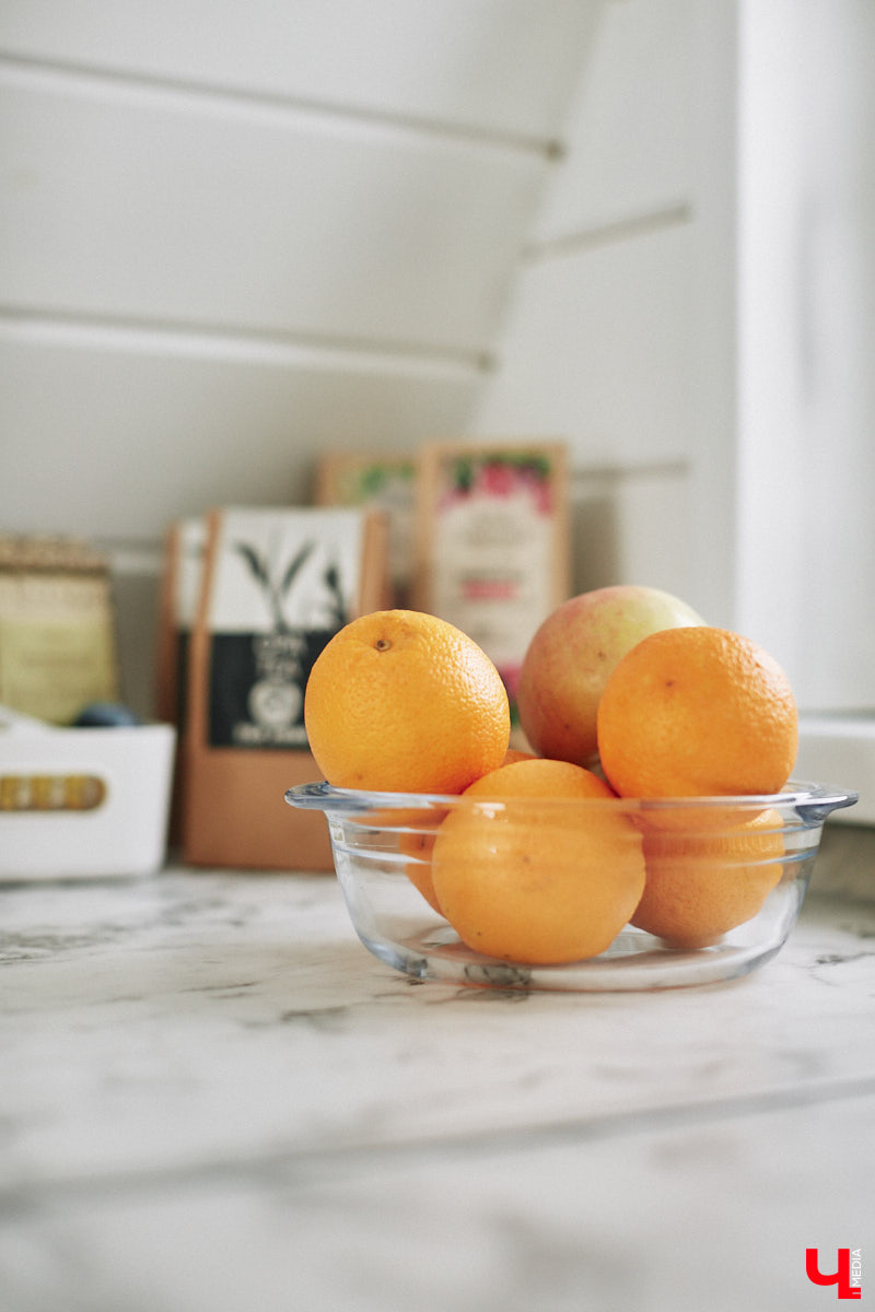 У владимирского блогера Анны Антоновой (в девичестве — Шиш) была мечта — жить в треугольном доме! Муж девушки, Артем, поспешил воплотить мечту любимой в реальность, а потому за несколько месяцев своими руками построил уютное семейное гнездышко. «Ключ-Медиа» побывал в гостях у молодоженов и узнал, каково им жить в уединении посреди заснеженного леса.