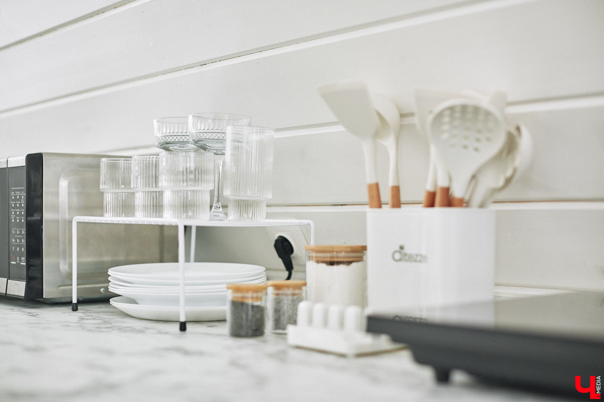 У владимирского блогера Анны Антоновой (в девичестве — Шиш) была мечта — жить в треугольном доме! Муж девушки, Артем, поспешил воплотить мечту любимой в реальность, а потому за несколько месяцев своими руками построил уютное семейное гнездышко. «Ключ-Медиа» побывал в гостях у молодоженов и узнал, каково им жить в уединении посреди заснеженного леса.