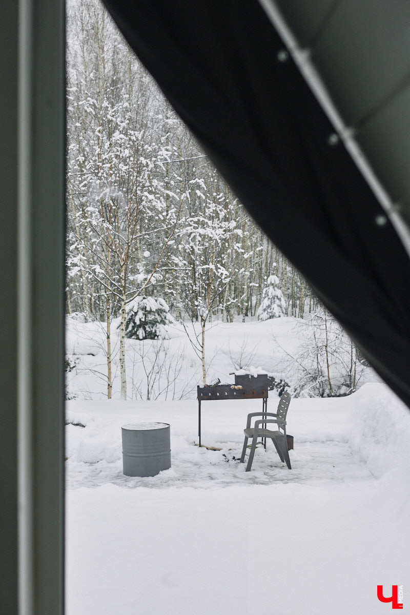 У владимирского блогера Анны Антоновой (в девичестве — Шиш) была мечта — жить в треугольном доме! Муж девушки, Артем, поспешил воплотить мечту любимой в реальность, а потому за несколько месяцев своими руками построил уютное семейное гнездышко. «Ключ-Медиа» побывал в гостях у молодоженов и узнал, каково им жить в уединении посреди заснеженного леса.