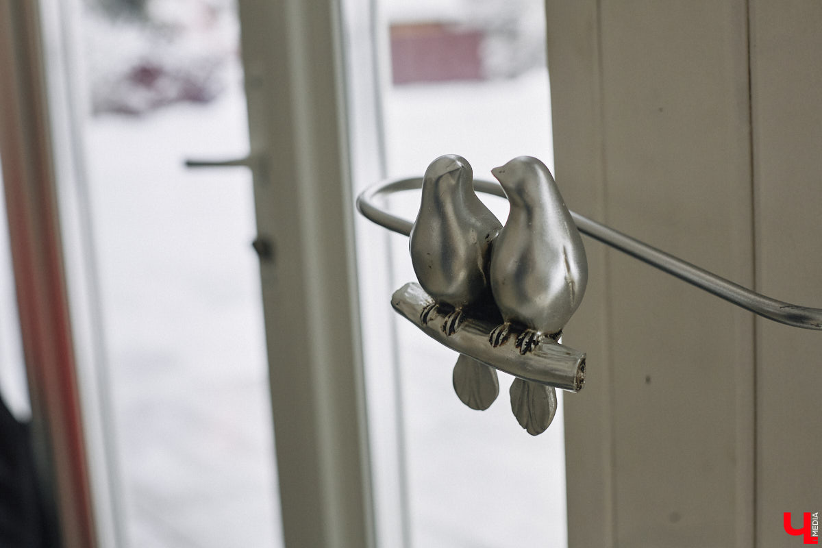 У владимирского блогера Анны Антоновой (в девичестве — Шиш) была мечта — жить в треугольном доме! Муж девушки, Артем, поспешил воплотить мечту любимой в реальность, а потому за несколько месяцев своими руками построил уютное семейное гнездышко. «Ключ-Медиа» побывал в гостях у молодоженов и узнал, каково им жить в уединении посреди заснеженного леса.