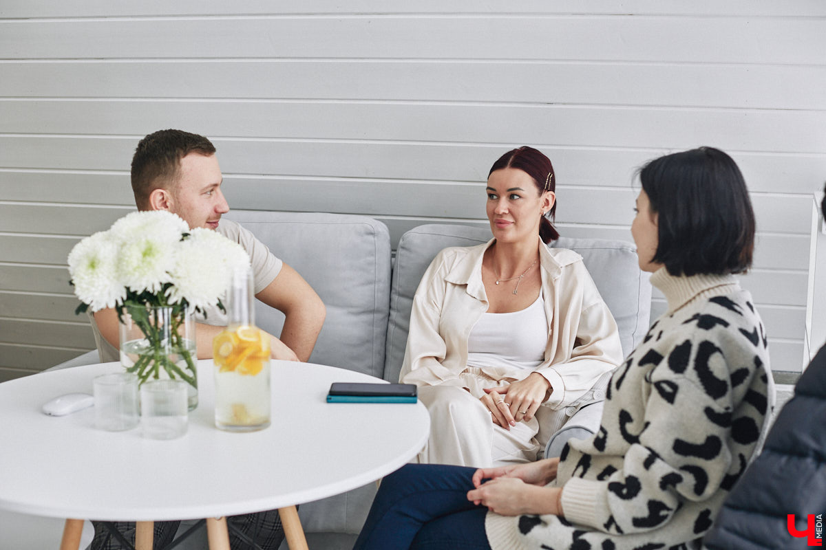 У владимирского блогера Анны Антоновой (в девичестве — Шиш) была мечта — жить в треугольном доме! Муж девушки, Артем, поспешил воплотить мечту любимой в реальность, а потому за несколько месяцев своими руками построил уютное семейное гнездышко. «Ключ-Медиа» побывал в гостях у молодоженов и узнал, каково им жить в уединении посреди заснеженного леса.