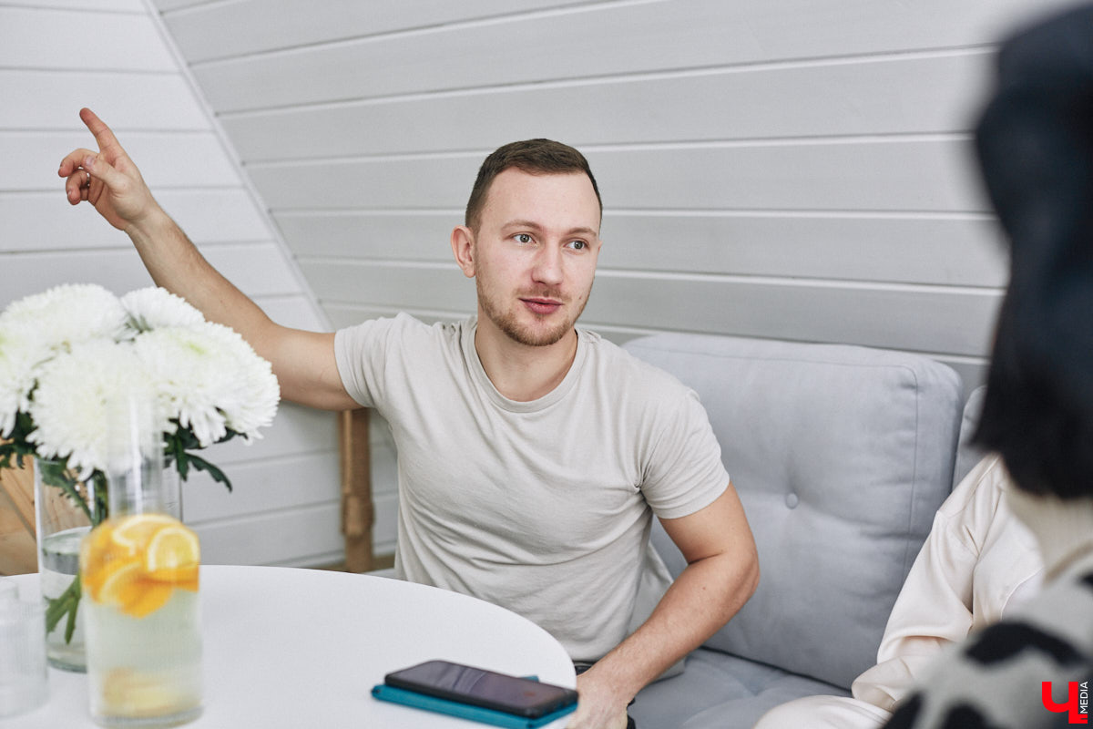 У владимирского блогера Анны Антоновой (в девичестве — Шиш) была мечта — жить в треугольном доме! Муж девушки, Артем, поспешил воплотить мечту любимой в реальность, а потому за несколько месяцев своими руками построил уютное семейное гнездышко. «Ключ-Медиа» побывал в гостях у молодоженов и узнал, каково им жить в уединении посреди заснеженного леса.