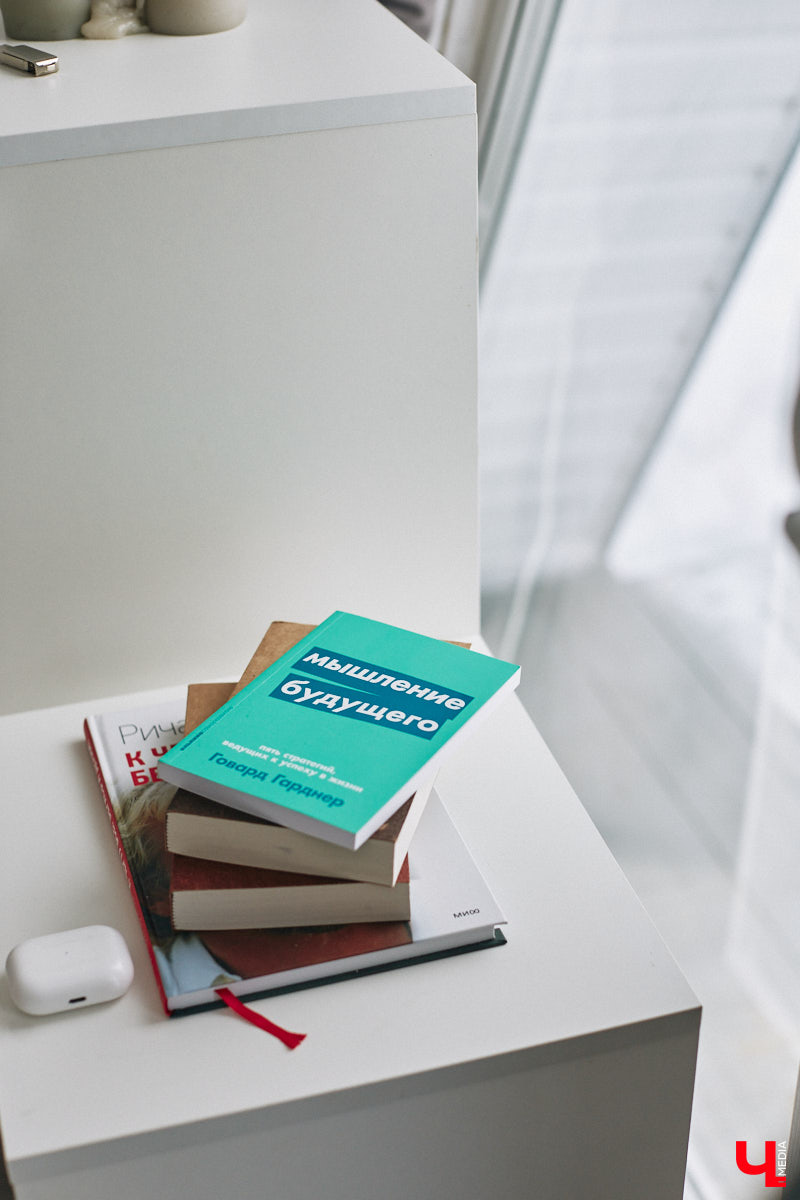 У владимирского блогера Анны Антоновой (в девичестве — Шиш) была мечта — жить в треугольном доме! Муж девушки, Артем, поспешил воплотить мечту любимой в реальность, а потому за несколько месяцев своими руками построил уютное семейное гнездышко. «Ключ-Медиа» побывал в гостях у молодоженов и узнал, каково им жить в уединении посреди заснеженного леса.