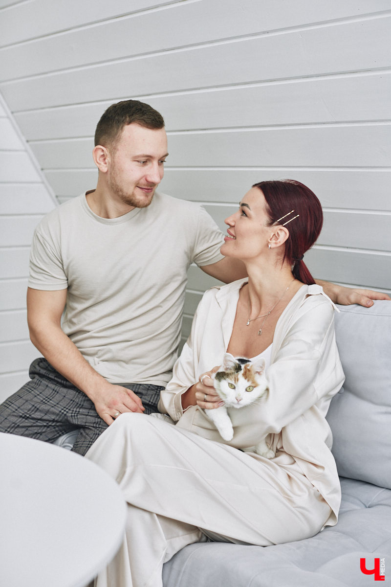 У владимирского блогера Анны Антоновой (в девичестве — Шиш) была мечта — жить в треугольном доме! Муж девушки, Артем, поспешил воплотить мечту любимой в реальность, а потому за несколько месяцев своими руками построил уютное семейное гнездышко. «Ключ-Медиа» побывал в гостях у молодоженов и узнал, каково им жить в уединении посреди заснеженного леса.