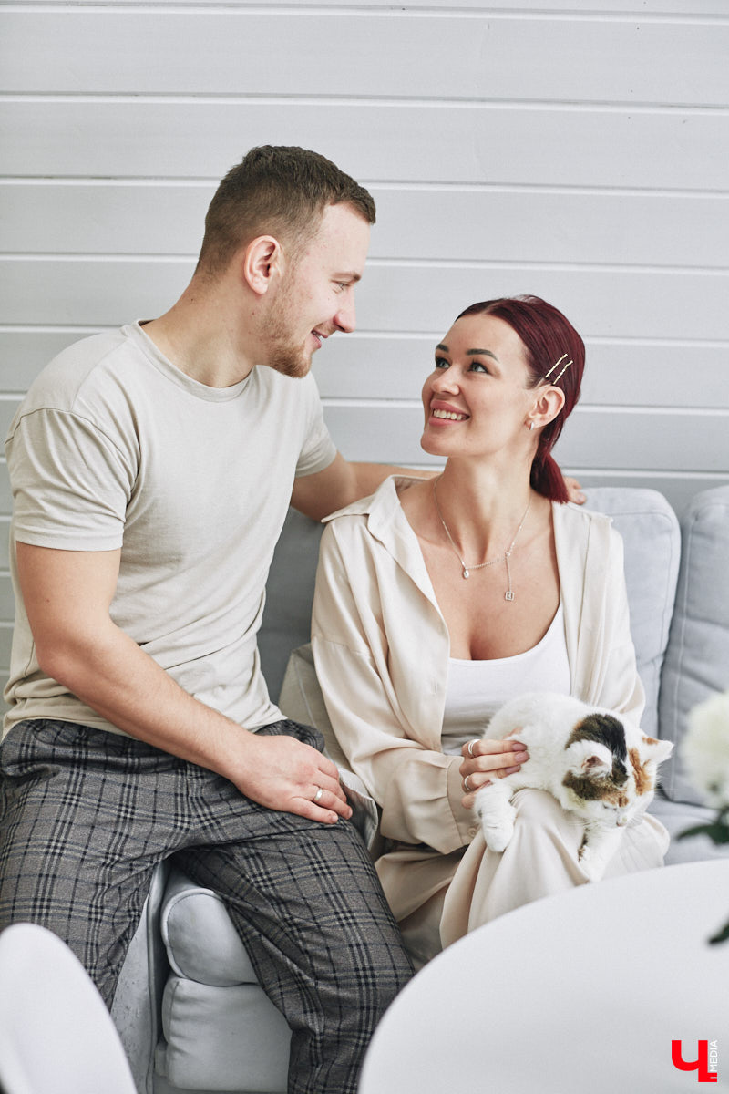 У владимирского блогера Анны Антоновой (в девичестве — Шиш) была мечта — жить в треугольном доме! Муж девушки, Артем, поспешил воплотить мечту любимой в реальность, а потому за несколько месяцев своими руками построил уютное семейное гнездышко. «Ключ-Медиа» побывал в гостях у молодоженов и узнал, каково им жить в уединении посреди заснеженного леса.