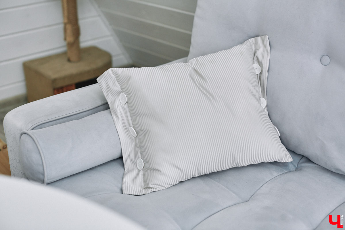 У владимирского блогера Анны Антоновой (в девичестве — Шиш) была мечта — жить в треугольном доме! Муж девушки, Артем, поспешил воплотить мечту любимой в реальность, а потому за несколько месяцев своими руками построил уютное семейное гнездышко. «Ключ-Медиа» побывал в гостях у молодоженов и узнал, каково им жить в уединении посреди заснеженного леса.