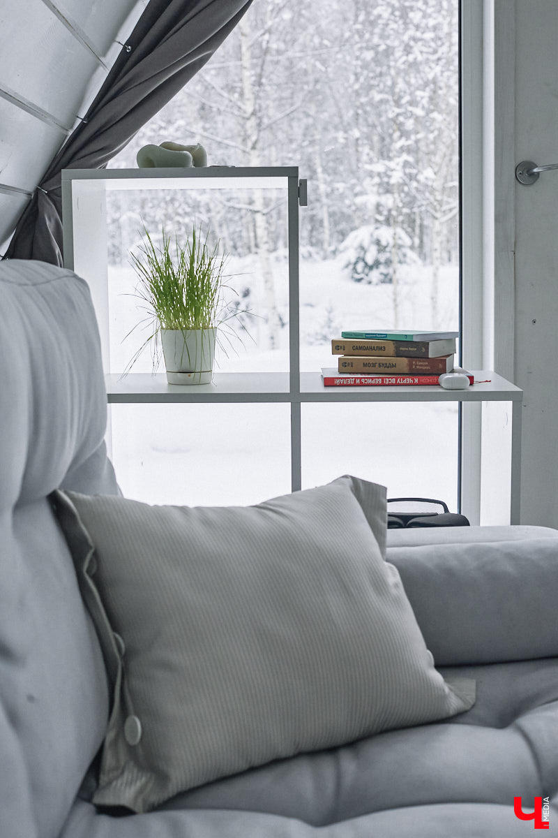 У владимирского блогера Анны Антоновой (в девичестве — Шиш) была мечта — жить в треугольном доме! Муж девушки, Артем, поспешил воплотить мечту любимой в реальность, а потому за несколько месяцев своими руками построил уютное семейное гнездышко. «Ключ-Медиа» побывал в гостях у молодоженов и узнал, каково им жить в уединении посреди заснеженного леса.