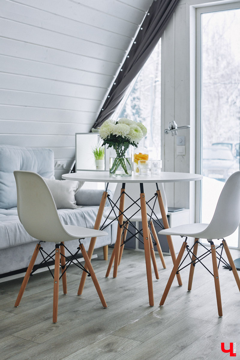 У владимирского блогера Анны Антоновой (в девичестве — Шиш) была мечта — жить в треугольном доме! Муж девушки, Артем, поспешил воплотить мечту любимой в реальность, а потому за несколько месяцев своими руками построил уютное семейное гнездышко. «Ключ-Медиа» побывал в гостях у молодоженов и узнал, каково им жить в уединении посреди заснеженного леса.