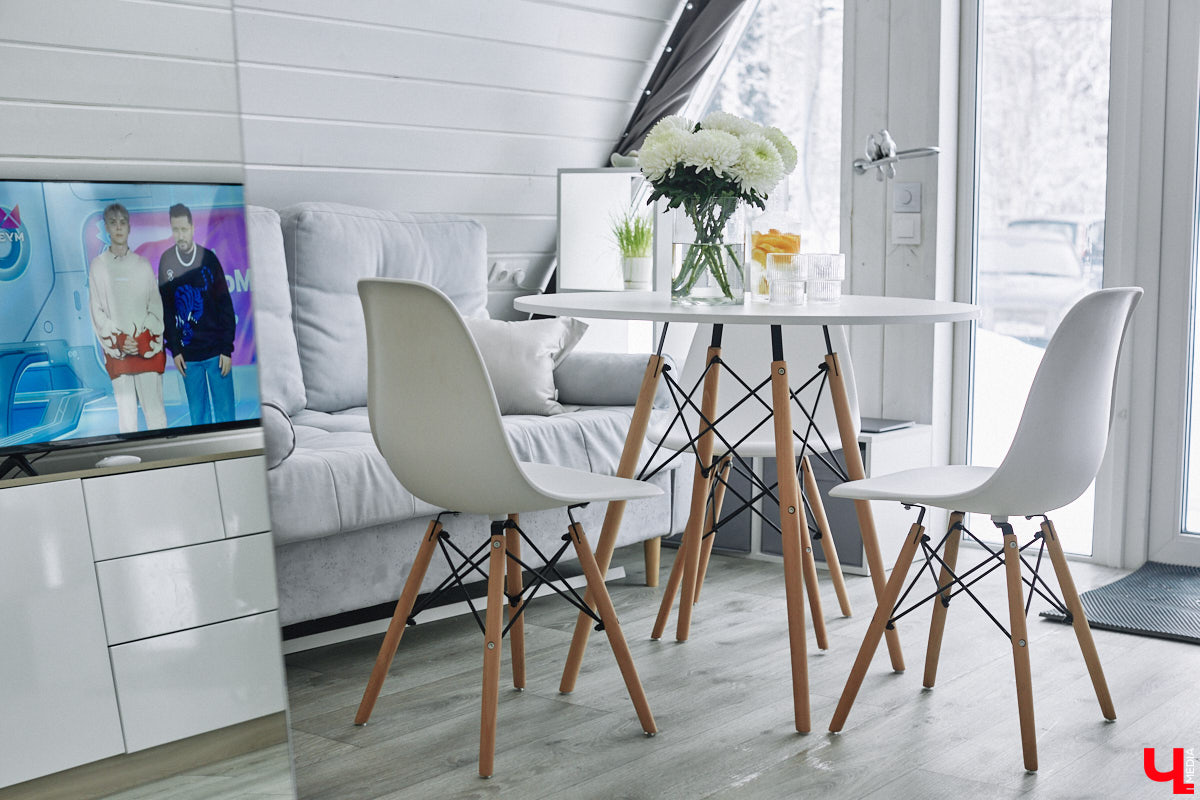 У владимирского блогера Анны Антоновой (в девичестве — Шиш) была мечта — жить в треугольном доме! Муж девушки, Артем, поспешил воплотить мечту любимой в реальность, а потому за несколько месяцев своими руками построил уютное семейное гнездышко. «Ключ-Медиа» побывал в гостях у молодоженов и узнал, каково им жить в уединении посреди заснеженного леса.