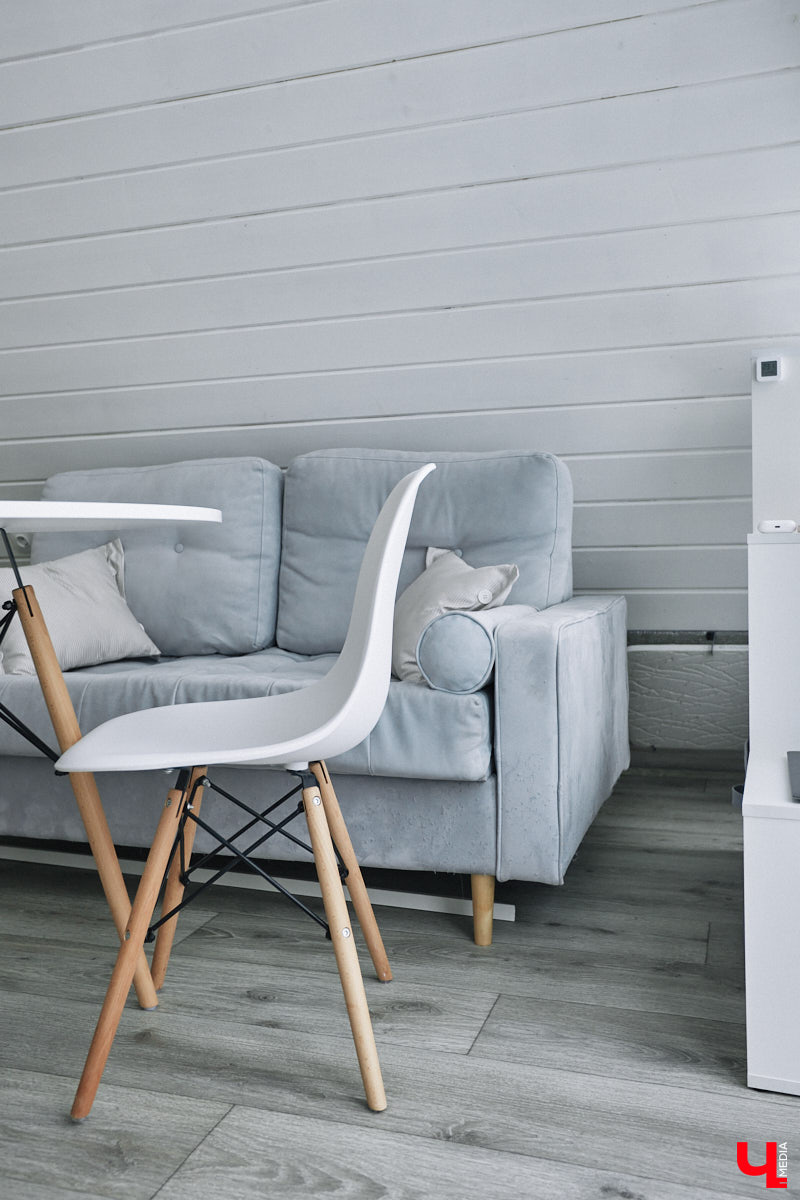 У владимирского блогера Анны Антоновой (в девичестве — Шиш) была мечта — жить в треугольном доме! Муж девушки, Артем, поспешил воплотить мечту любимой в реальность, а потому за несколько месяцев своими руками построил уютное семейное гнездышко. «Ключ-Медиа» побывал в гостях у молодоженов и узнал, каково им жить в уединении посреди заснеженного леса.