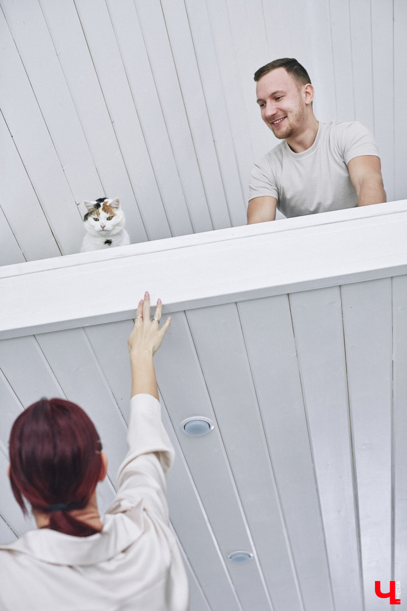 У владимирского блогера Анны Антоновой (в девичестве — Шиш) была мечта — жить в треугольном доме! Муж девушки, Артем, поспешил воплотить мечту любимой в реальность, а потому за несколько месяцев своими руками построил уютное семейное гнездышко. «Ключ-Медиа» побывал в гостях у молодоженов и узнал, каково им жить в уединении посреди заснеженного леса.