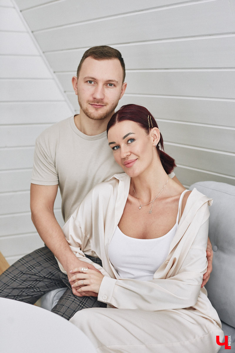 У владимирского блогера Анны Антоновой (в девичестве — Шиш) была мечта — жить в треугольном доме! Муж девушки, Артем, поспешил воплотить мечту любимой в реальность, а потому за несколько месяцев своими руками построил уютное семейное гнездышко. «Ключ-Медиа» побывал в гостях у молодоженов и узнал, каково им жить в уединении посреди заснеженного леса.