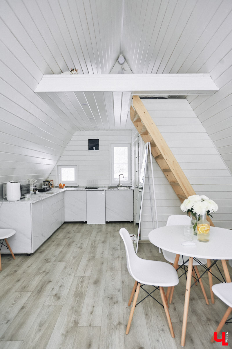 У владимирского блогера Анны Антоновой (в девичестве — Шиш) была мечта — жить в треугольном доме! Муж девушки, Артем, поспешил воплотить мечту любимой в реальность, а потому за несколько месяцев своими руками построил уютное семейное гнездышко. «Ключ-Медиа» побывал в гостях у молодоженов и узнал, каково им жить в уединении посреди заснеженного леса.