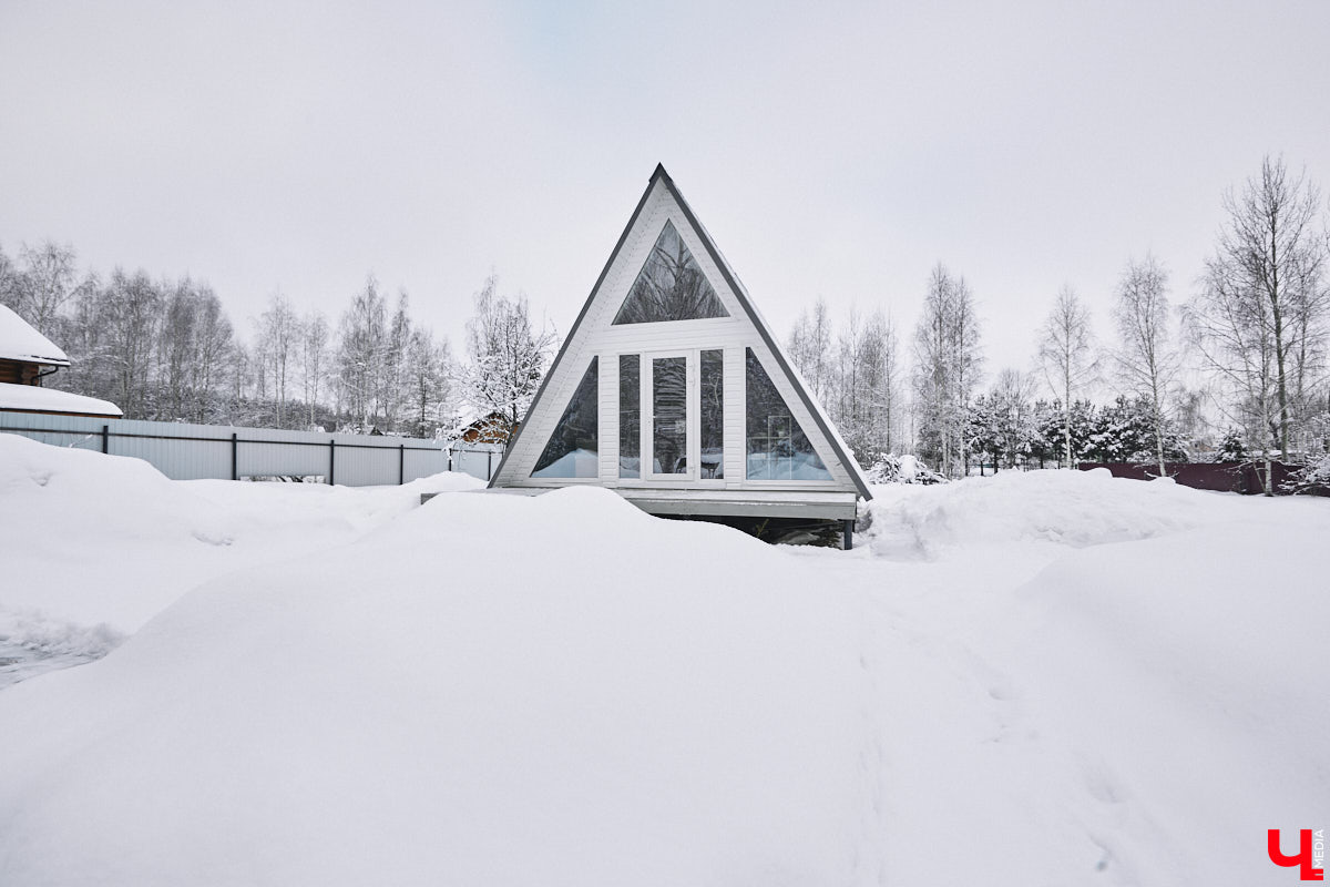 У владимирского блогера Анны Антоновой (в девичестве — Шиш) была мечта — жить в треугольном доме! Муж девушки, Артем, поспешил воплотить мечту любимой в реальность, а потому за несколько месяцев своими руками построил уютное семейное гнездышко. «Ключ-Медиа» побывал в гостях у молодоженов и узнал, каково им жить в уединении посреди заснеженного леса.