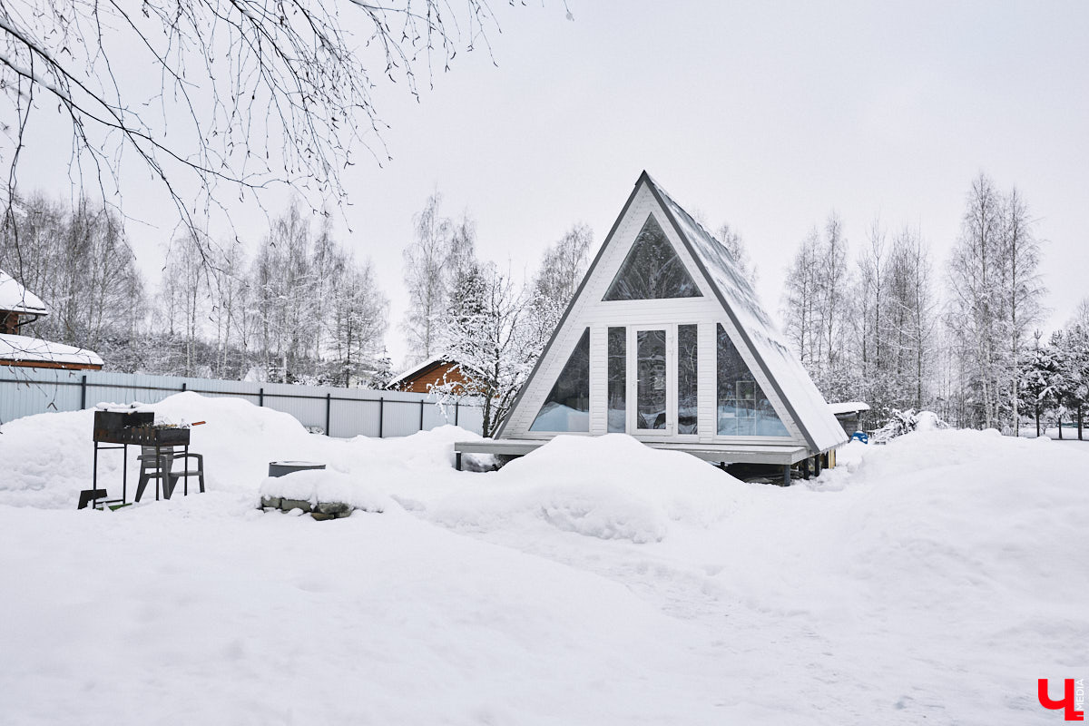 У владимирского блогера Анны Антоновой (в девичестве — Шиш) была мечта — жить в треугольном доме! Муж девушки, Артем, поспешил воплотить мечту любимой в реальность, а потому за несколько месяцев своими руками построил уютное семейное гнездышко. «Ключ-Медиа» побывал в гостях у молодоженов и узнал, каково им жить в уединении посреди заснеженного леса.