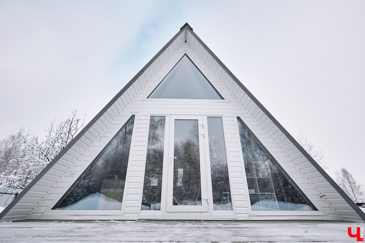 У владимирского блогера Анны Антоновой (в девичестве — Шиш) была мечта — жить в треугольном доме! Муж девушки, Артем, поспешил воплотить мечту любимой в реальность, а потому за несколько месяцев своими руками построил уютное семейное гнездышко. «Ключ-Медиа» побывал в гостях у молодоженов и узнал, каково им жить в уединении посреди заснеженного леса.