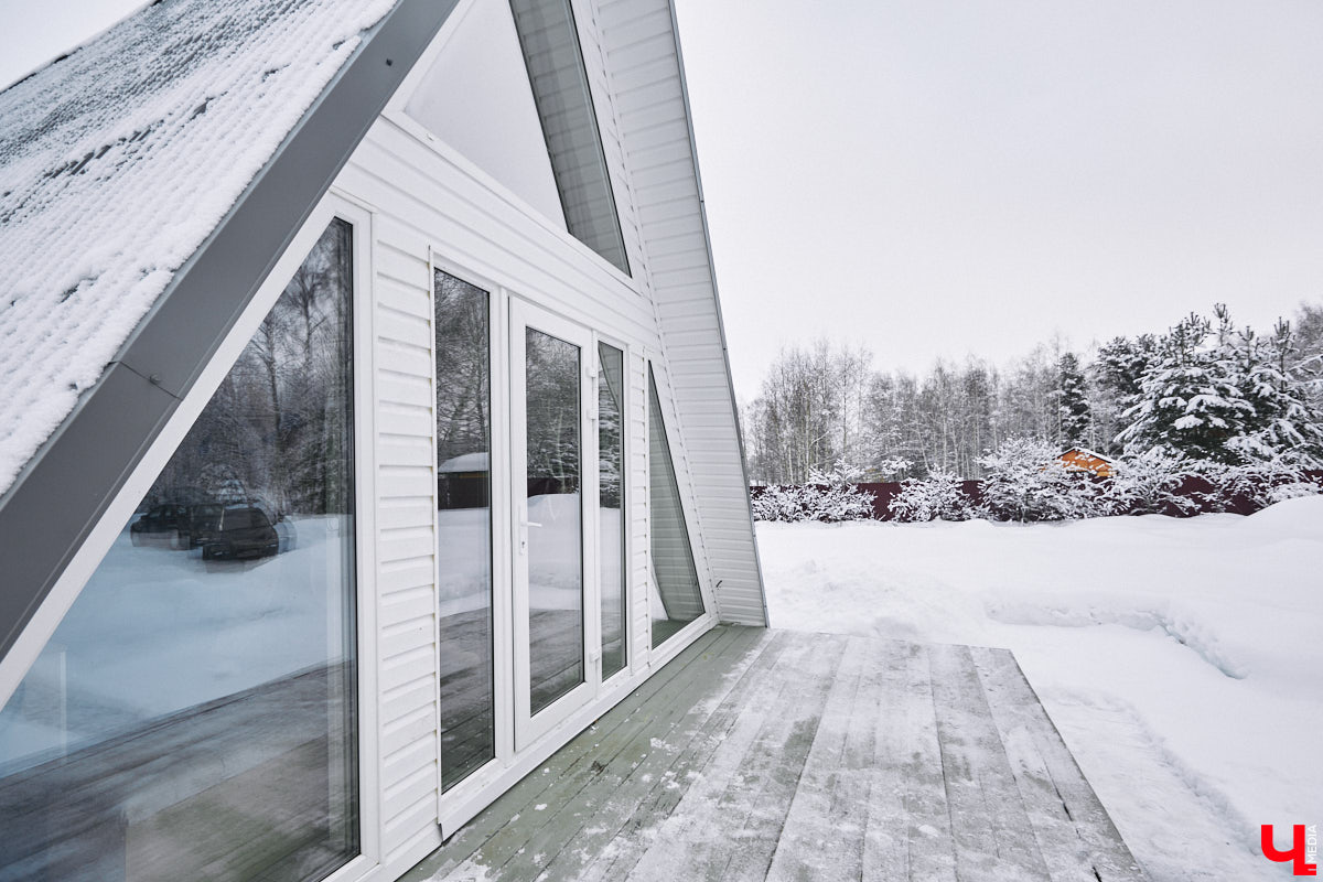 У владимирского блогера Анны Антоновой (в девичестве — Шиш) была мечта — жить в треугольном доме! Муж девушки, Артем, поспешил воплотить мечту любимой в реальность, а потому за несколько месяцев своими руками построил уютное семейное гнездышко. «Ключ-Медиа» побывал в гостях у молодоженов и узнал, каково им жить в уединении посреди заснеженного леса.