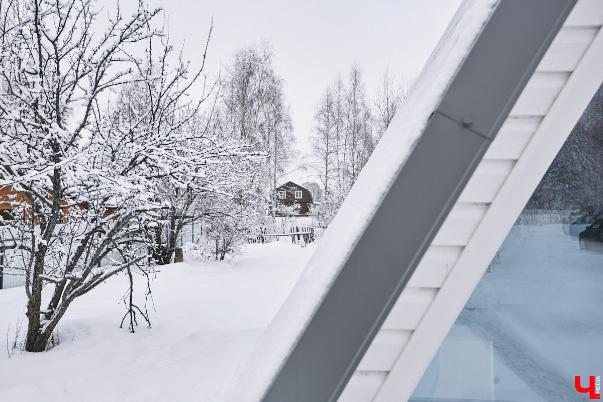 У владимирского блогера Анны Антоновой (в девичестве — Шиш) была мечта — жить в треугольном доме! Муж девушки, Артем, поспешил воплотить мечту любимой в реальность, а потому за несколько месяцев своими руками построил уютное семейное гнездышко. «Ключ-Медиа» побывал в гостях у молодоженов и узнал, каково им жить в уединении посреди заснеженного леса.