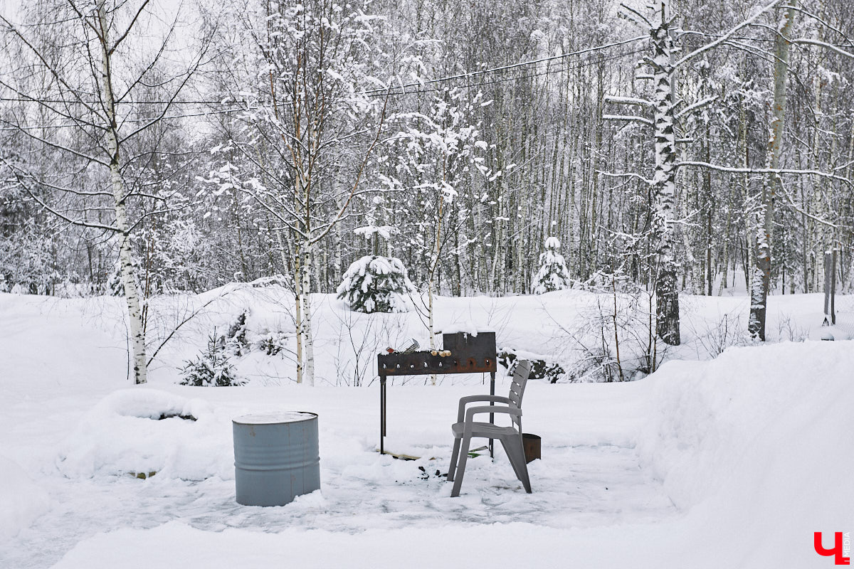 У владимирского блогера Анны Антоновой (в девичестве — Шиш) была мечта — жить в треугольном доме! Муж девушки, Артем, поспешил воплотить мечту любимой в реальность, а потому за несколько месяцев своими руками построил уютное семейное гнездышко. «Ключ-Медиа» побывал в гостях у молодоженов и узнал, каково им жить в уединении посреди заснеженного леса.