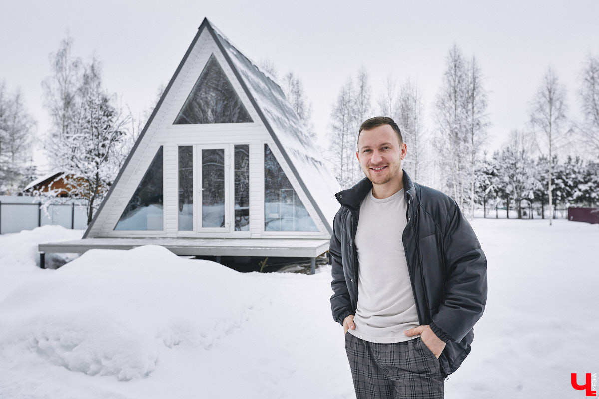 У владимирского блогера Анны Антоновой (в девичестве — Шиш) была мечта — жить в треугольном доме! Муж девушки, Артем, поспешил воплотить мечту любимой в реальность, а потому за несколько месяцев своими руками построил уютное семейное гнездышко. «Ключ-Медиа» побывал в гостях у молодоженов и узнал, каково им жить в уединении посреди заснеженного леса.