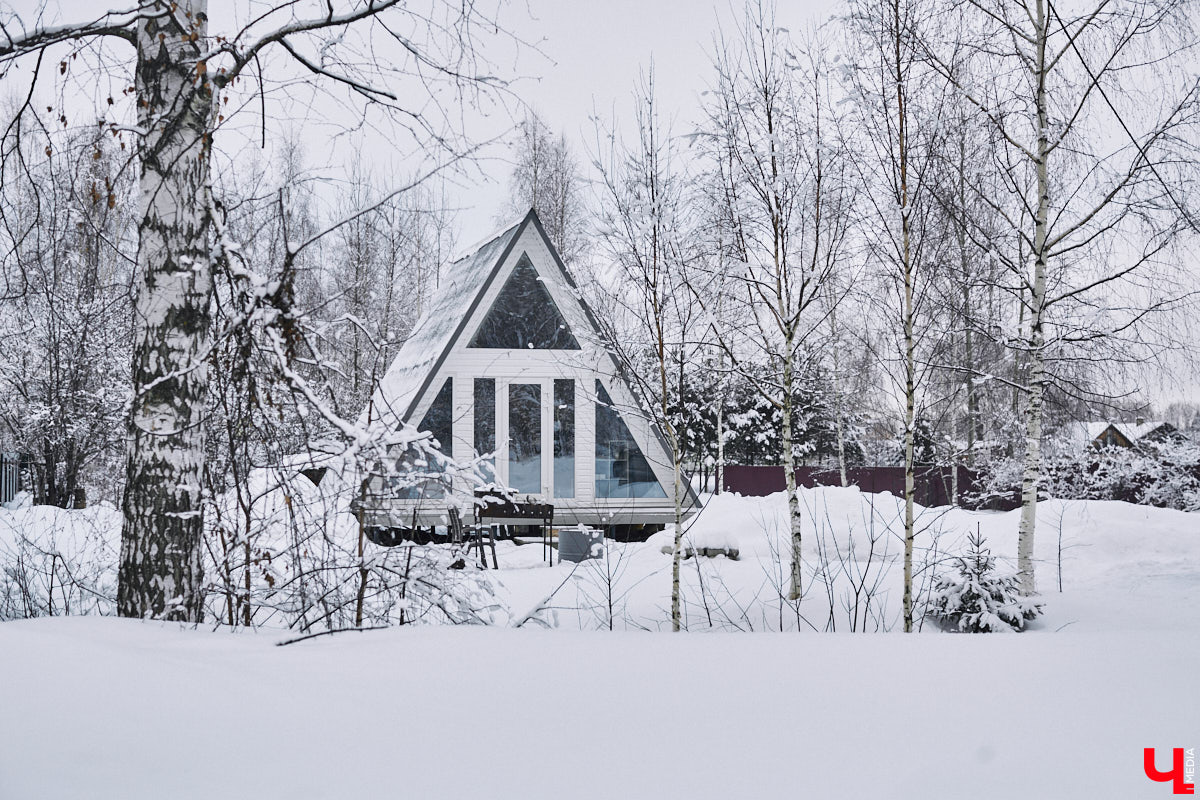 У владимирского блогера Анны Антоновой (в девичестве — Шиш) была мечта — жить в треугольном доме! Муж девушки, Артем, поспешил воплотить мечту любимой в реальность, а потому за несколько месяцев своими руками построил уютное семейное гнездышко. «Ключ-Медиа» побывал в гостях у молодоженов и узнал, каково им жить в уединении посреди заснеженного леса.