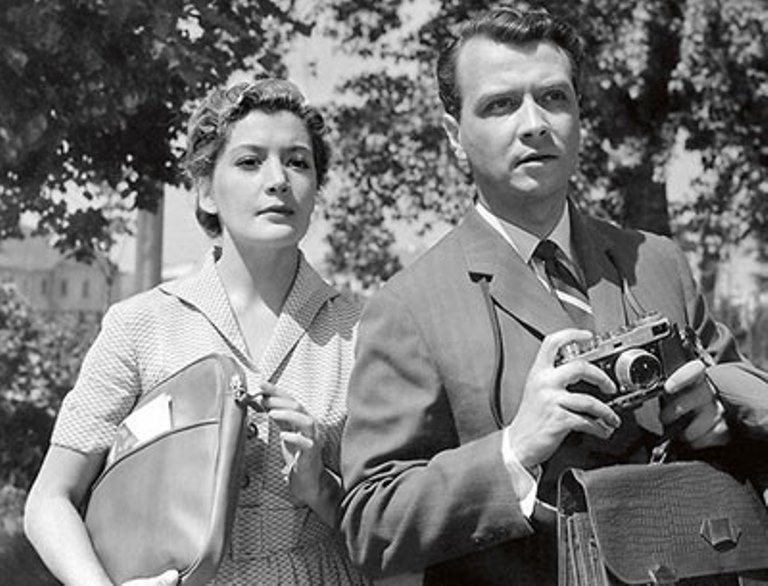 В День всех влюбленных душа больше, чем обычно, просит сказки. Особенно если любовная история разворачивается в привычных нам пейзажах. Фильмы, снятые во Владимирской области, напомнят нам, какой непредсказуемой, страстной, безумной, забавной и счастливой бывает любовь. Зовите своих вторых половинок и вместе с ними вспомните романтические картины, снятые у нас!