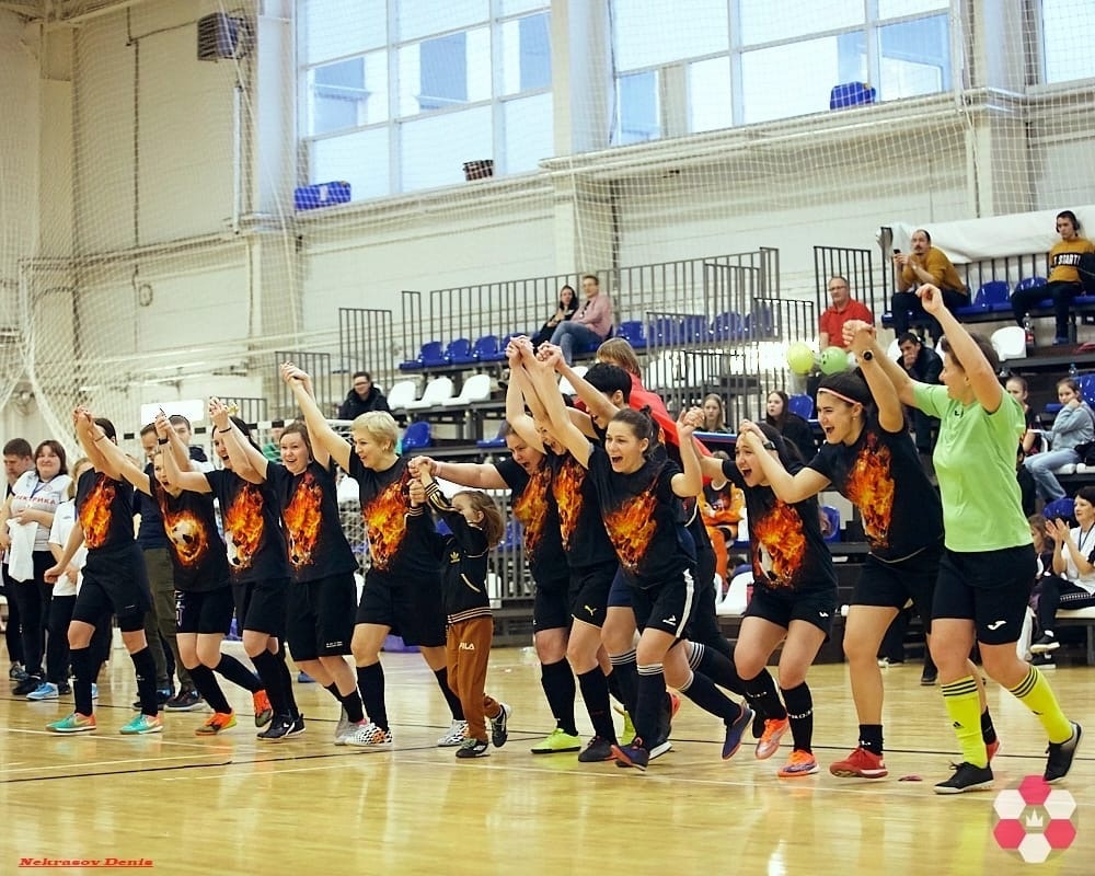 Владимирские мамы не просто сменили кухню на футбольное поле, но и показали всем, как надо забивать мяч. Красавицы из областного центра стали победительницами «Кубка футбольных мам — 2023».