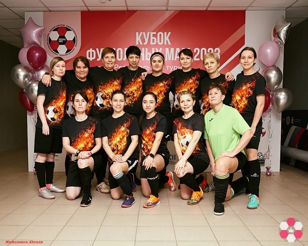 Владимирские мамы не просто сменили кухню на футбольное поле, но и показали всем, как надо забивать мяч. Красавицы из областного центра стали победительницами «Кубка футбольных мам — 2023».