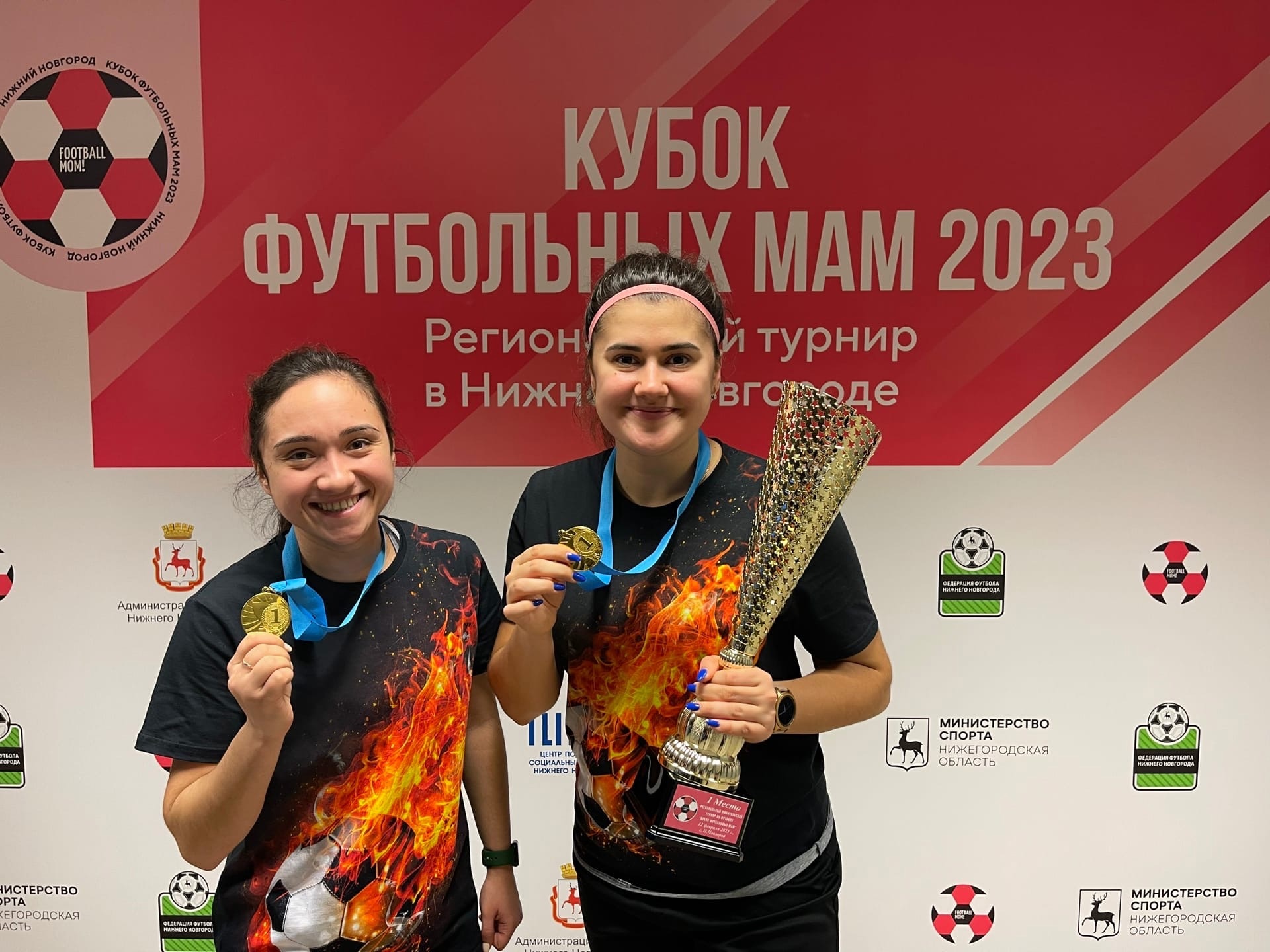 Владимирские мамы не просто сменили кухню на футбольное поле, но и показали всем, как надо забивать мяч. Красавицы из областного центра стали победительницами «Кубка футбольных мам — 2023».