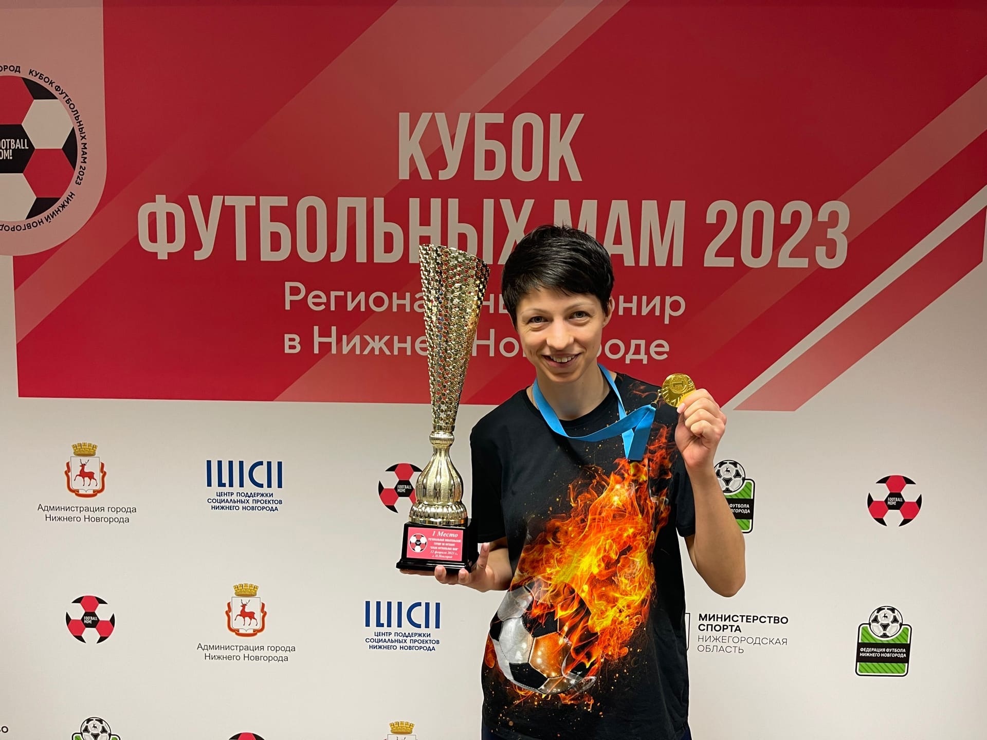 Владимирские мамы не просто сменили кухню на футбольное поле, но и показали всем, как надо забивать мяч. Красавицы из областного центра стали победительницами «Кубка футбольных мам — 2023».