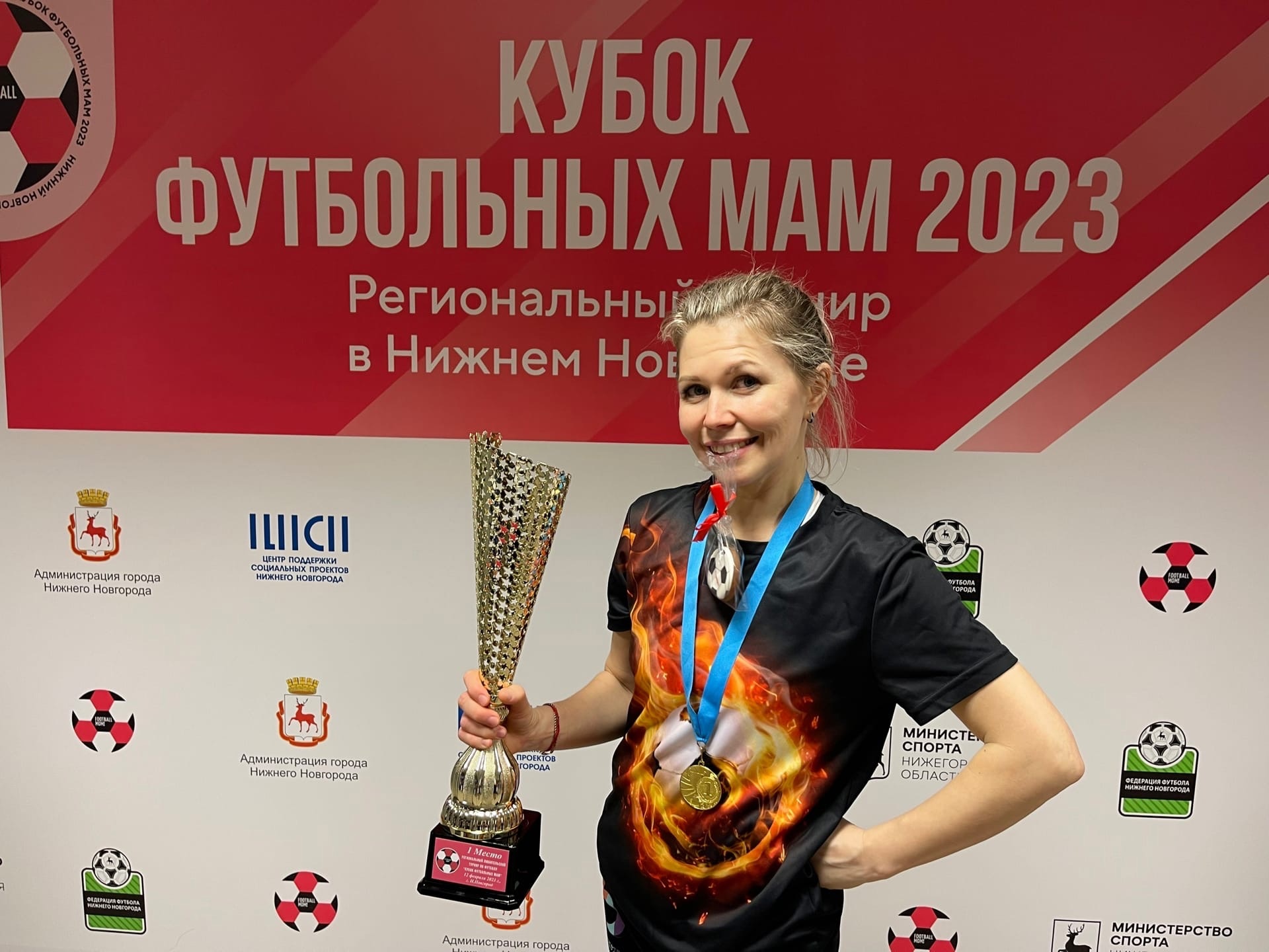 Владимирские мамы не просто сменили кухню на футбольное поле, но и показали всем, как надо забивать мяч. Красавицы из областного центра стали победительницами «Кубка футбольных мам — 2023».