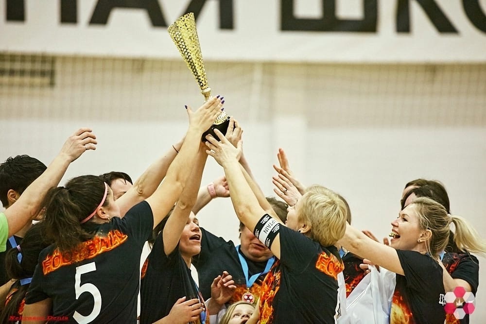 Владимирские мамы не просто сменили кухню на футбольное поле, но и показали всем, как надо забивать мяч. Красавицы из областного центра стали победительницами «Кубка футбольных мам — 2023».