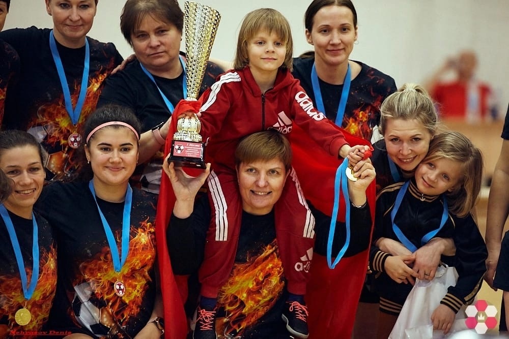 Владимирские мамы не просто сменили кухню на футбольное поле, но и показали всем, как надо забивать мяч. Красавицы из областного центра стали победительницами «Кубка футбольных мам — 2023».