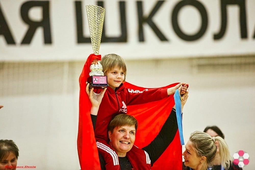 Владимирские мамы не просто сменили кухню на футбольное поле, но и показали всем, как надо забивать мяч. Красавицы из областного центра стали победительницами «Кубка футбольных мам — 2023».