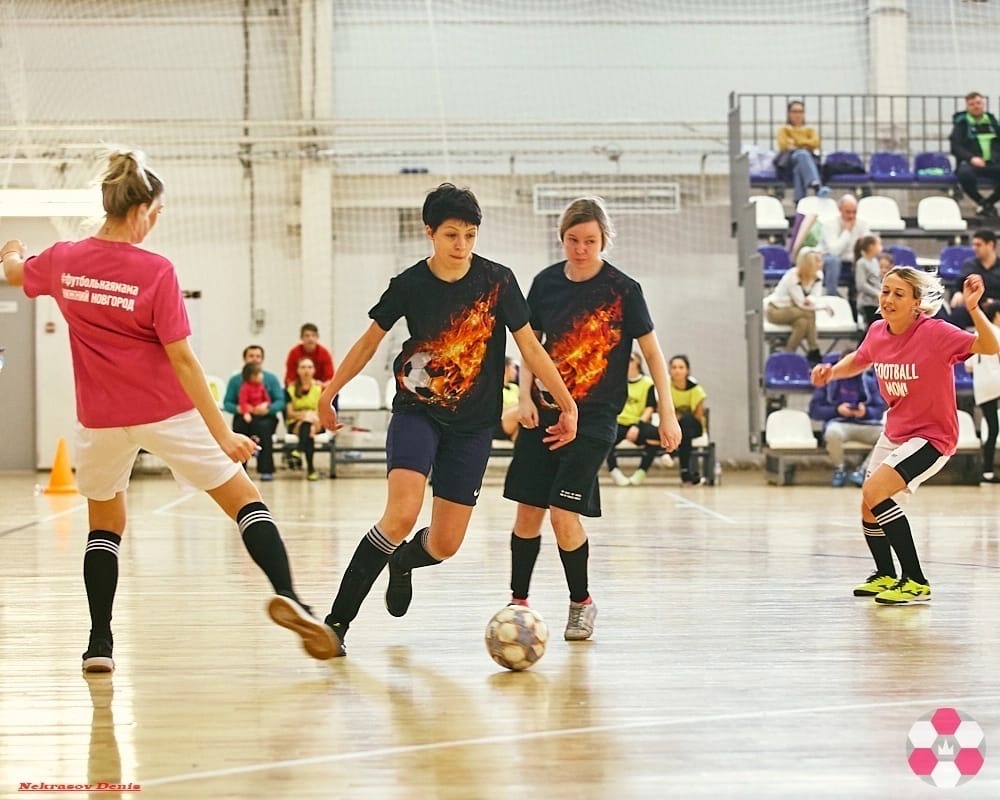 Владимирские мамы не просто сменили кухню на футбольное поле, но и показали всем, как надо забивать мяч. Красавицы из областного центра стали победительницами «Кубка футбольных мам — 2023».