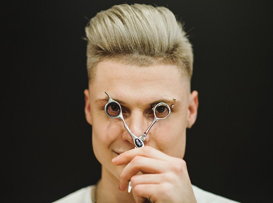 Ковровский парикмахер-колорист Илья Староверов будет биться за главный приз — миллион рублей — в новом шоу на ТНТ «Бьюти Баттл»! Ведущей проекта стала певица Глюк’oZа, а в число жюри вошла фэшн-блогер Карина Нигай. Своими впечатлениями от работы со звездами Илья уже поделился с нашим изданием.