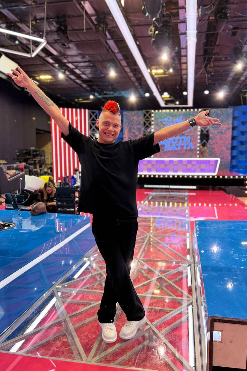 Ковровский парикмахер-колорист Илья Староверов будет биться за главный приз — миллион рублей — в новом шоу на ТНТ «Бьюти Баттл»! Ведущей проекта стала певица Глюк’oZа, а в число жюри вошла фэшн-блогер Карина Нигай. Своими впечатлениями от работы со звездами Илья уже поделился с нашим изданием.