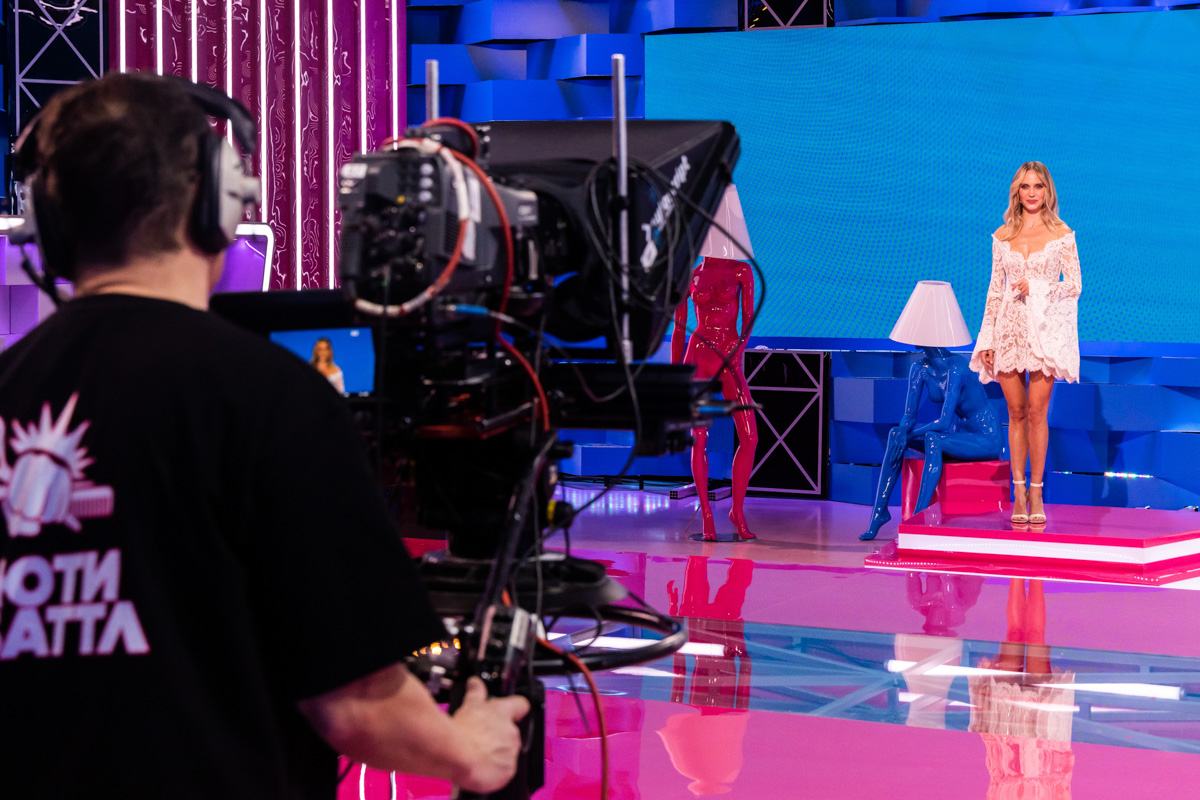 Ковровский парикмахер-колорист Илья Староверов будет биться за главный приз — миллион рублей — в новом шоу на ТНТ «Бьюти Баттл»! Ведущей проекта стала певица Глюк’oZа, а в число жюри вошла фэшн-блогер Карина Нигай. Своими впечатлениями от работы со звездами Илья уже поделился с нашим изданием.