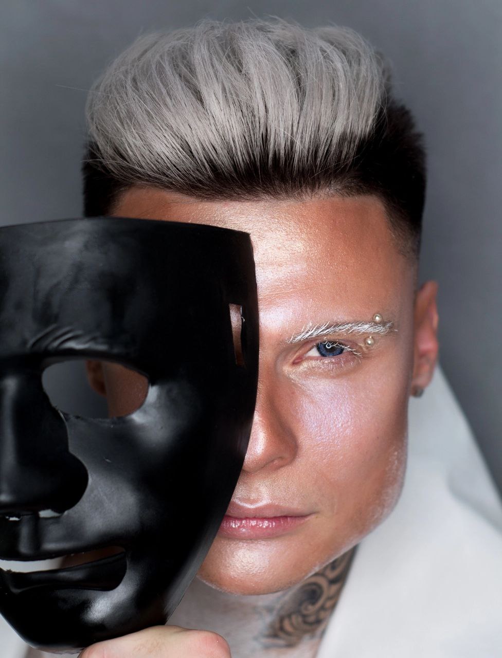 Ковровский парикмахер-колорист Илья Староверов будет биться за главный приз — миллион рублей — в новом шоу на ТНТ «Бьюти Баттл»! Ведущей проекта стала певица Глюк’oZа, а в число жюри вошла фэшн-блогер Карина Нигай. Своими впечатлениями от работы со звездами Илья уже поделился с нашим изданием.