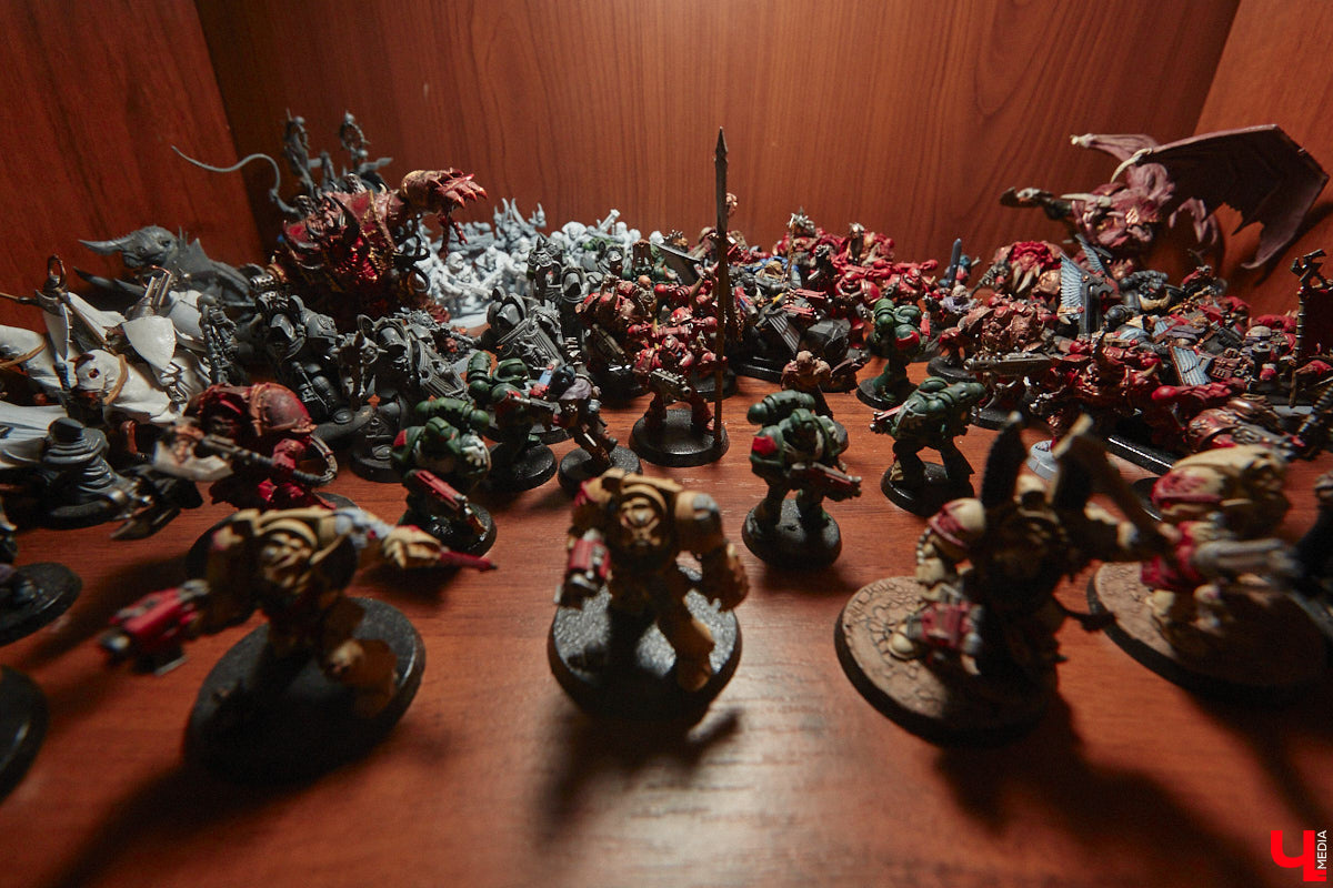 Целая армия монстров расположилась на нескольких полках в квартире многоэтажного дома. Коллекционирует воинов из настольной игры Warhammer житель Владимира Александр Гуськов, при этом он не просто покупает готовые фигурки, а собирает и раскрашивает их своими руками.