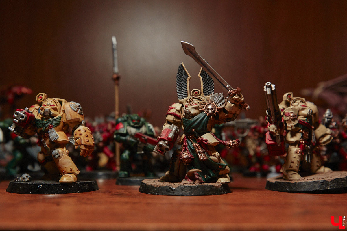 Целая армия монстров расположилась на нескольких полках в квартире многоэтажного дома. Коллекционирует воинов из настольной игры Warhammer житель Владимира Александр Гуськов, при этом он не просто покупает готовые фигурки, а собирает и раскрашивает их своими руками.