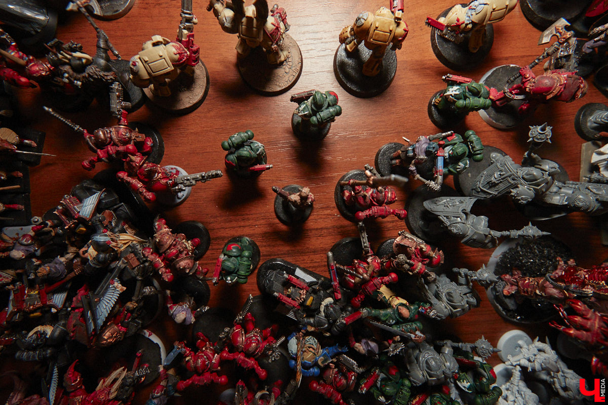 Целая армия монстров расположилась на нескольких полках в квартире многоэтажного дома. Коллекционирует воинов из настольной игры Warhammer житель Владимира Александр Гуськов, при этом он не просто покупает готовые фигурки, а собирает и раскрашивает их своими руками.