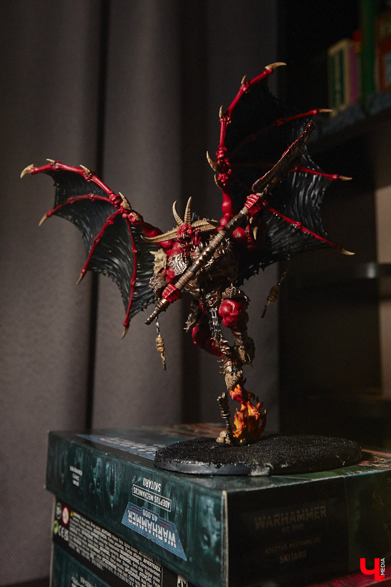 Целая армия монстров расположилась на нескольких полках в квартире многоэтажного дома. Коллекционирует воинов из настольной игры Warhammer житель Владимира Александр Гуськов, при этом он не просто покупает готовые фигурки, а собирает и раскрашивает их своими руками.