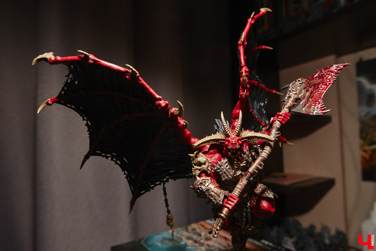 Целая армия монстров расположилась на нескольких полках в квартире многоэтажного дома. Коллекционирует воинов из настольной игры Warhammer житель Владимира Александр Гуськов, при этом он не просто покупает готовые фигурки, а собирает и раскрашивает их своими руками.