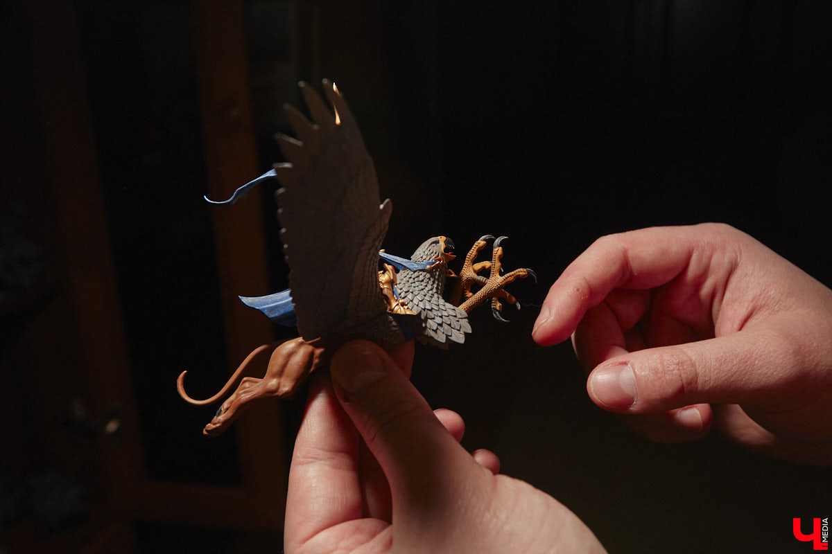 Целая армия монстров расположилась на нескольких полках в квартире многоэтажного дома. Коллекционирует воинов из настольной игры Warhammer житель Владимира Александр Гуськов, при этом он не просто покупает готовые фигурки, а собирает и раскрашивает их своими руками.