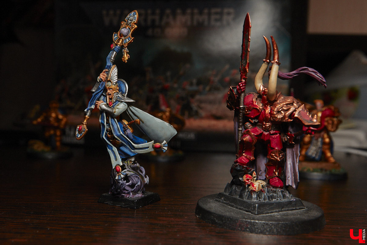 Целая армия монстров расположилась на нескольких полках в квартире многоэтажного дома. Коллекционирует воинов из настольной игры Warhammer житель Владимира Александр Гуськов, при этом он не просто покупает готовые фигурки, а собирает и раскрашивает их своими руками.