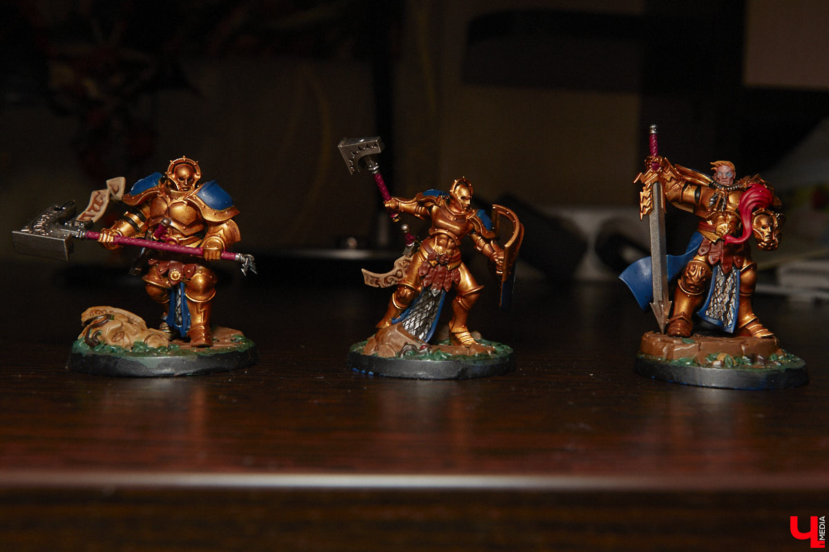 Целая армия монстров расположилась на нескольких полках в квартире многоэтажного дома. Коллекционирует воинов из настольной игры Warhammer житель Владимира Александр Гуськов, при этом он не просто покупает готовые фигурки, а собирает и раскрашивает их своими руками.