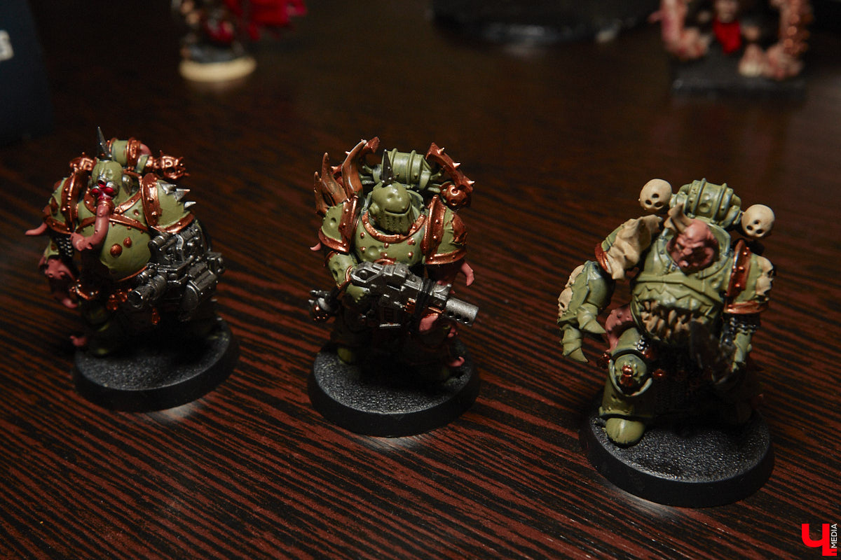 Целая армия монстров расположилась на нескольких полках в квартире многоэтажного дома. Коллекционирует воинов из настольной игры Warhammer житель Владимира Александр Гуськов, при этом он не просто покупает готовые фигурки, а собирает и раскрашивает их своими руками.