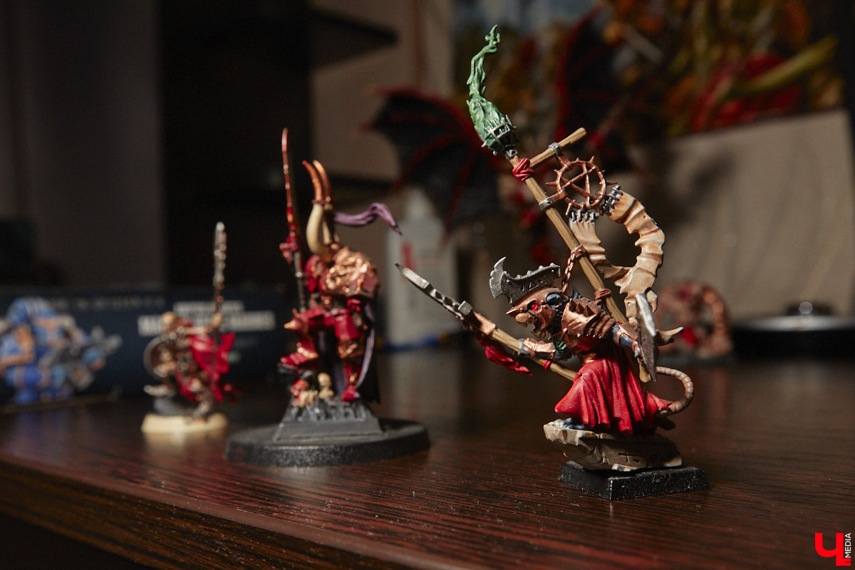 Целая армия монстров расположилась на нескольких полках в квартире многоэтажного дома. Коллекционирует воинов из настольной игры Warhammer житель Владимира Александр Гуськов, при этом он не просто покупает готовые фигурки, а собирает и раскрашивает их своими руками.